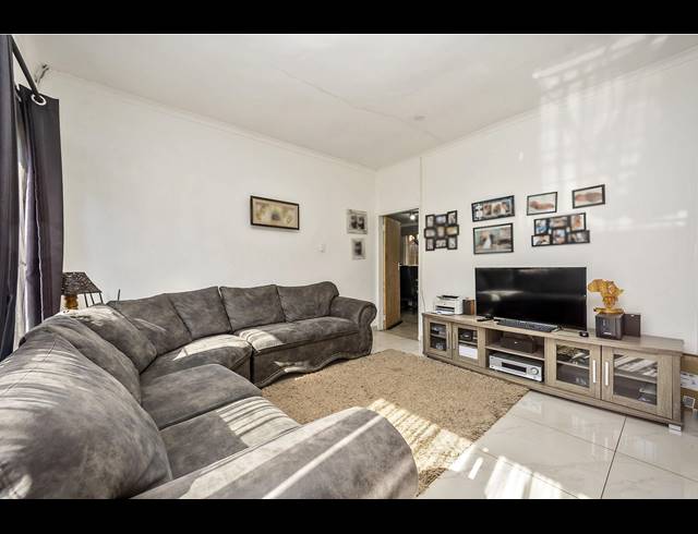 3 BEDROOM FLAT TO LET IN LITTLE FALLS